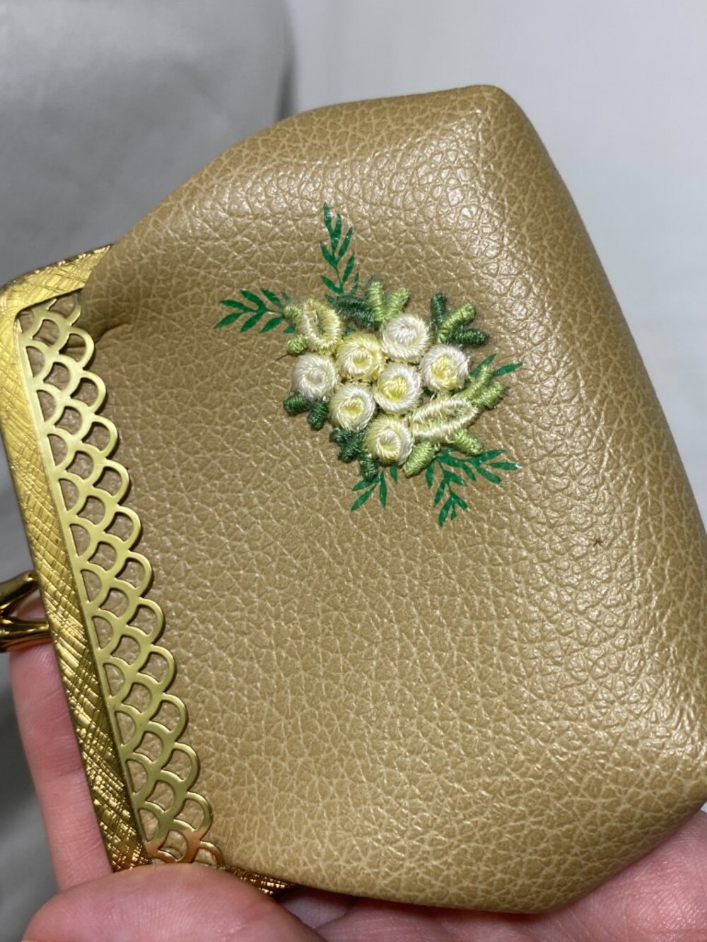 Vintage Beige Kiss Lock Coin Purse Embroidered Floral Vinyl Change Pouch Gold To